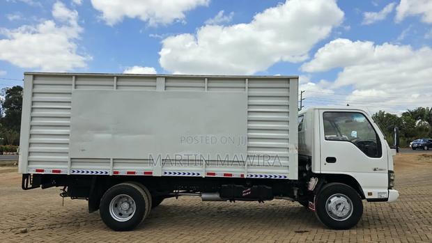 Isuzu NPR 2017 - thumbnail 2