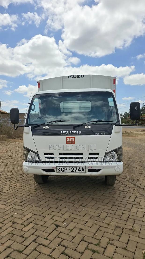 Isuzu NPR 2017 - main view