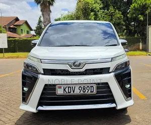 Toyota Voxy 2018 Pearl