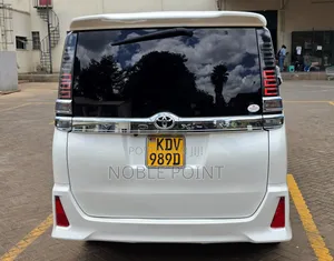 Toyota Voxy 2018 Pearl