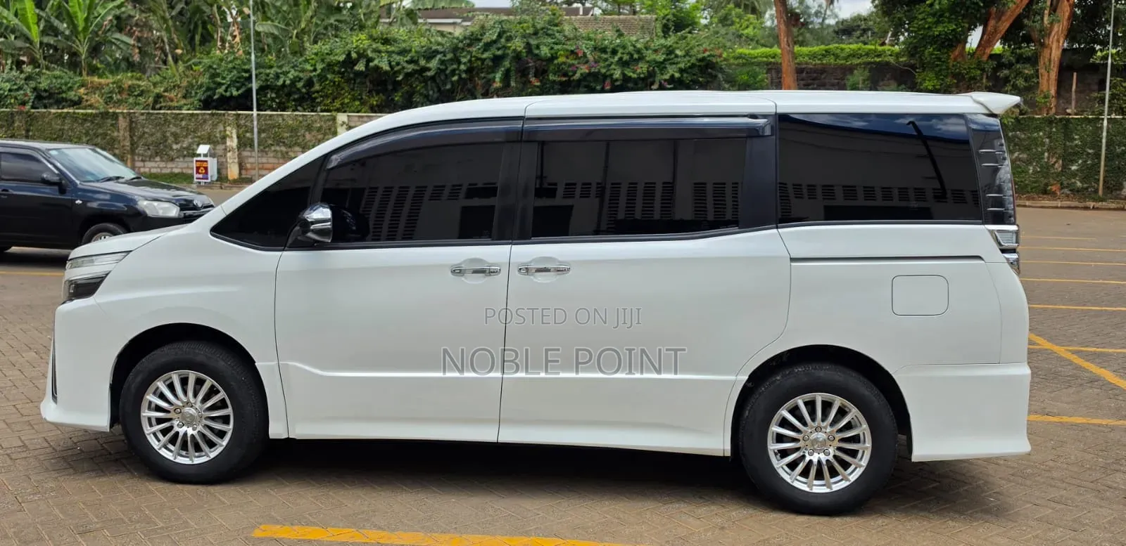 Toyota Voxy 2018 Pearl