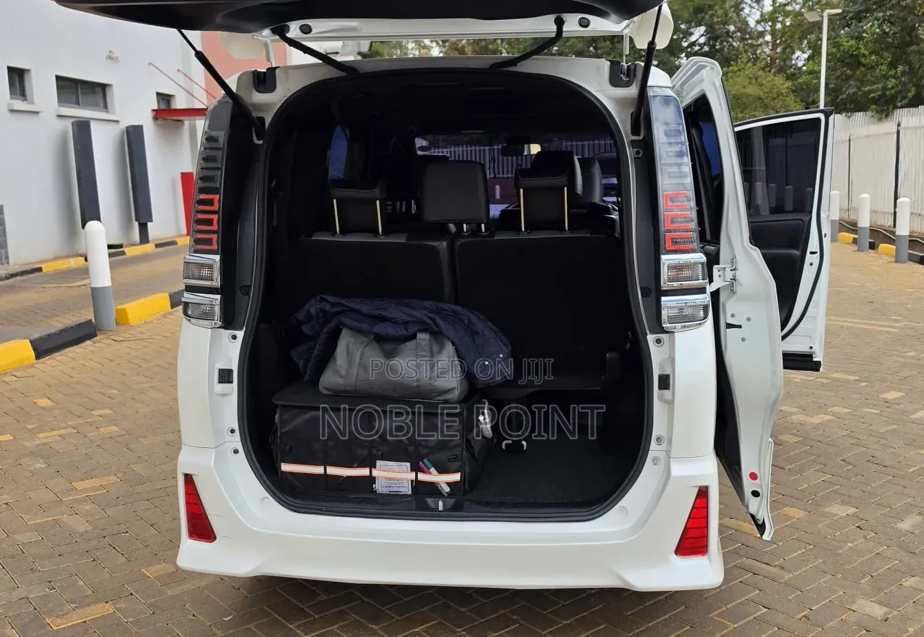 Toyota Voxy 2018 Pearl