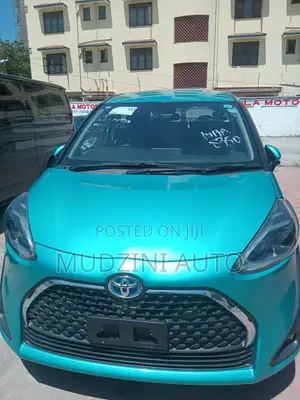 Toyota Sienta 1.5 Hybrid FWD 2020 Green