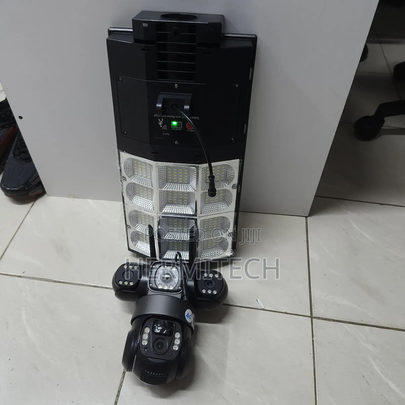 300W 4G Floodlight CCTV With Triple-Lens Coverage