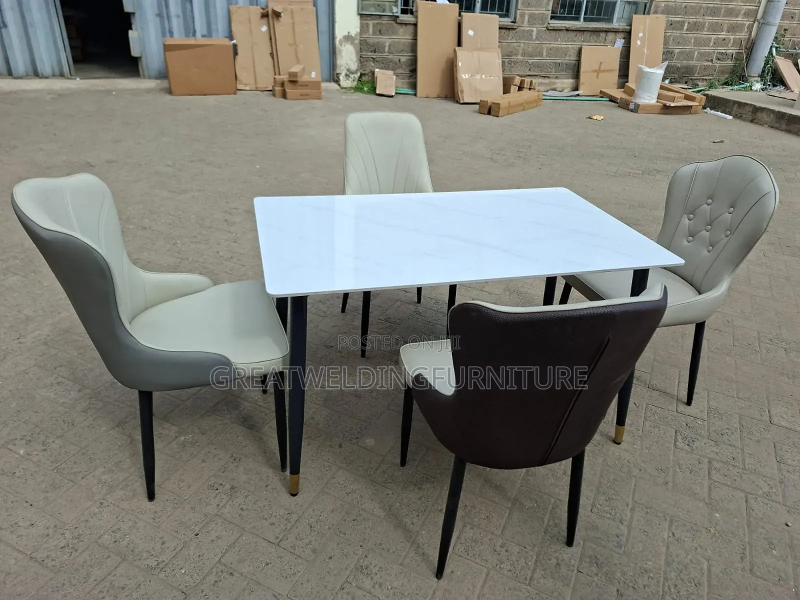 Unique Design 4 Seater Modern Dining Table Set J8b