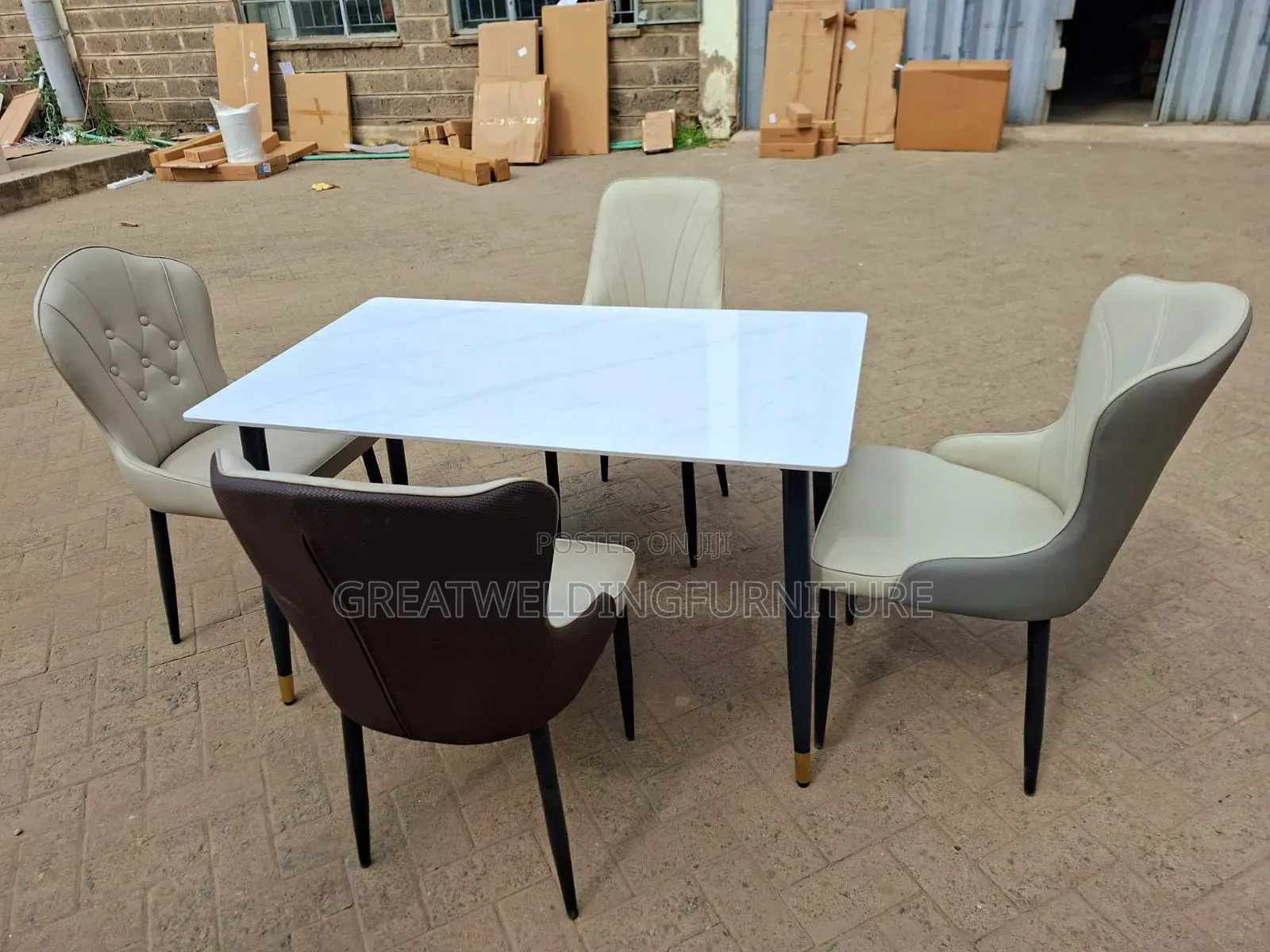 Unique Design 4 Seater Modern Dining Table Set J8b