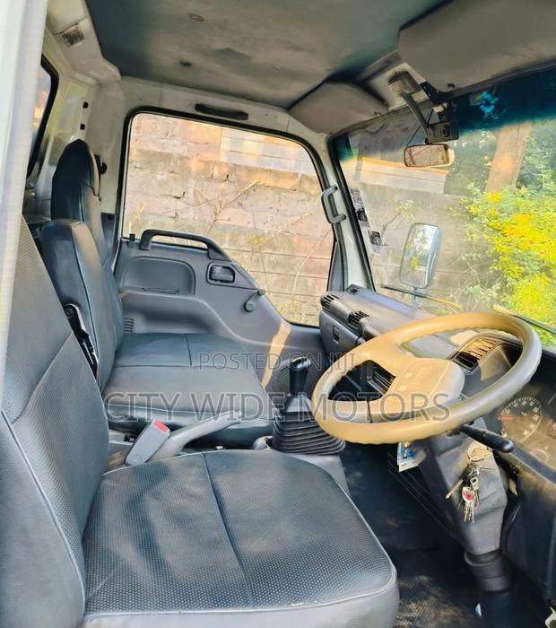 Isuzu NPR 2018 White - thumbnail 3