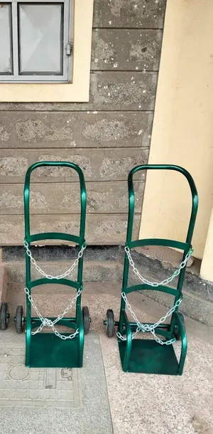 Strong and Durable Oxygen Trolley With Wheels and Chains
