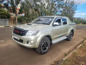 Toyota Hilux 2012 Gray