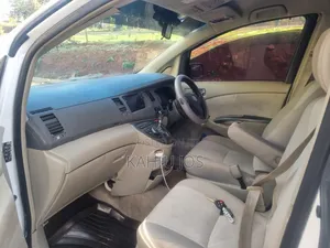 Toyota ISIS 2009 White