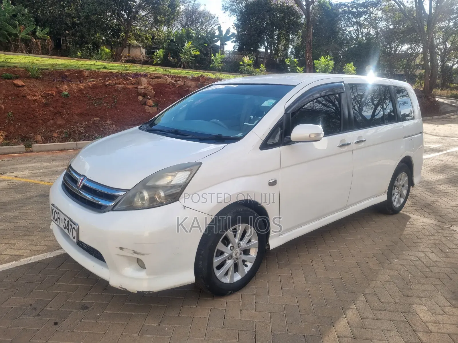 Toyota ISIS 2009 White