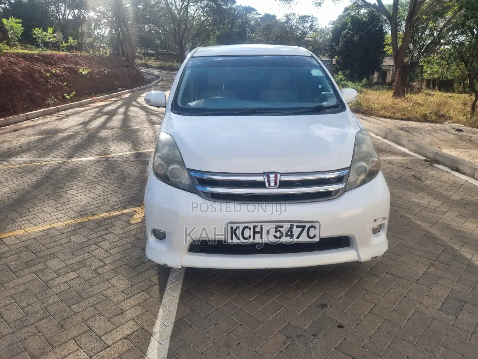 Toyota ISIS 2009 White