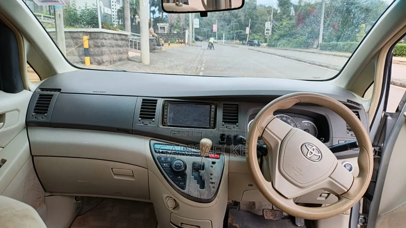 Toyota ISIS 2013 Silver