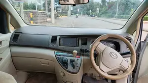 Toyota ISIS 2013 Silver