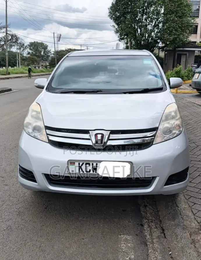 Toyota ISIS 2013 Silver