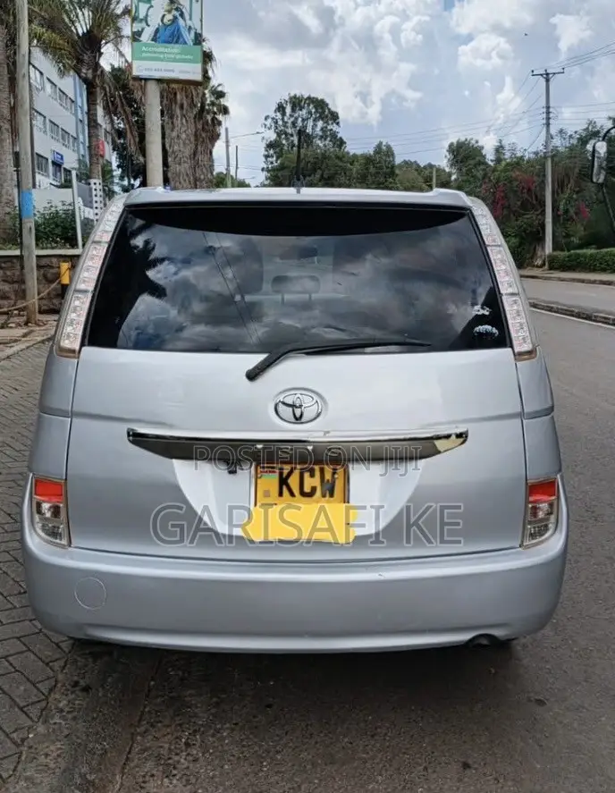 Toyota ISIS 2013 Silver