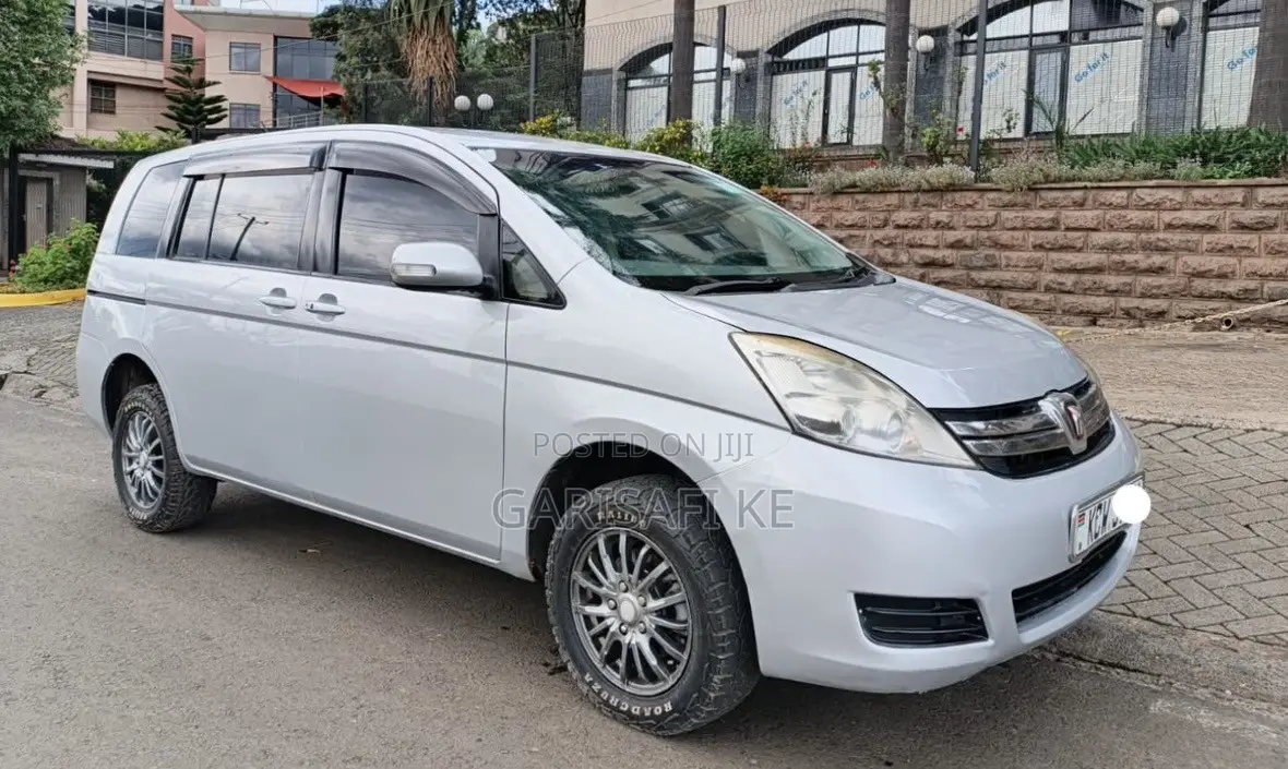 Toyota ISIS 2013 Silver