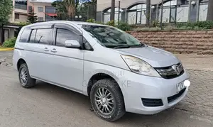 Toyota ISIS 2013 Silver