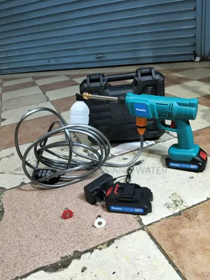 High Pressure Makita Pressure Washer 2 Battery 88V and Accessories