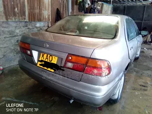 Nissan Sunny 2000 Silver