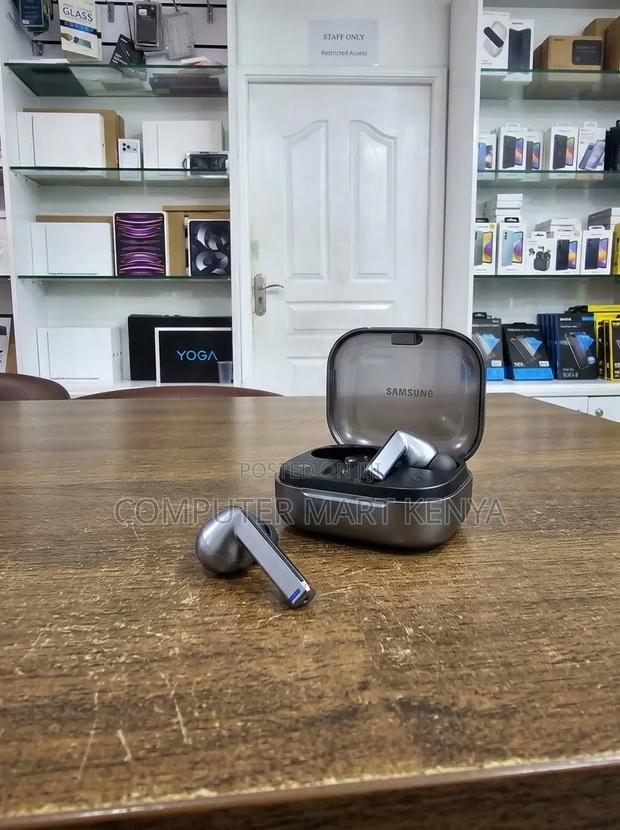 Samsung Galaxy Buds 3 – Silver Edition - main view