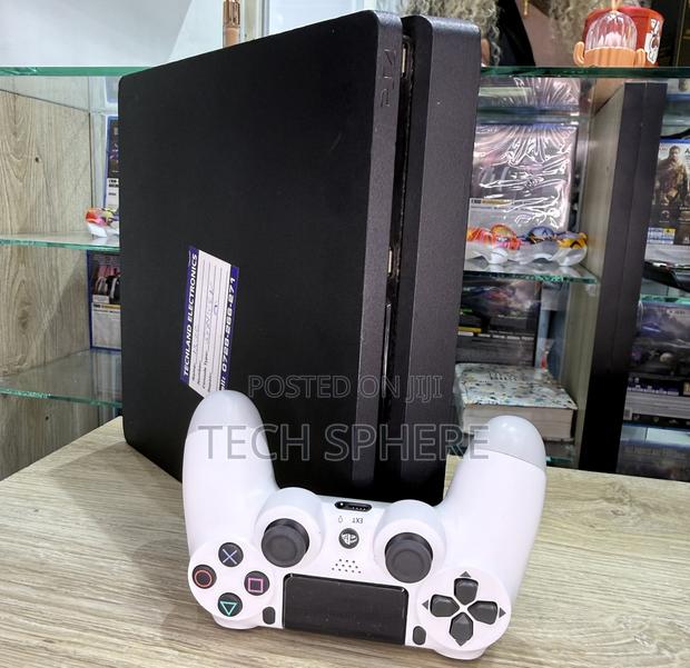 Mint PS4 Slim