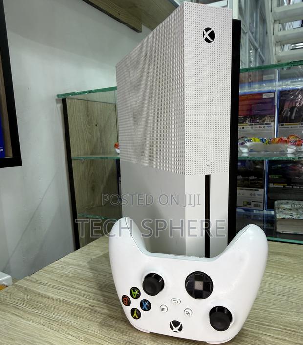 Ex-Uk Xbox One S - main view