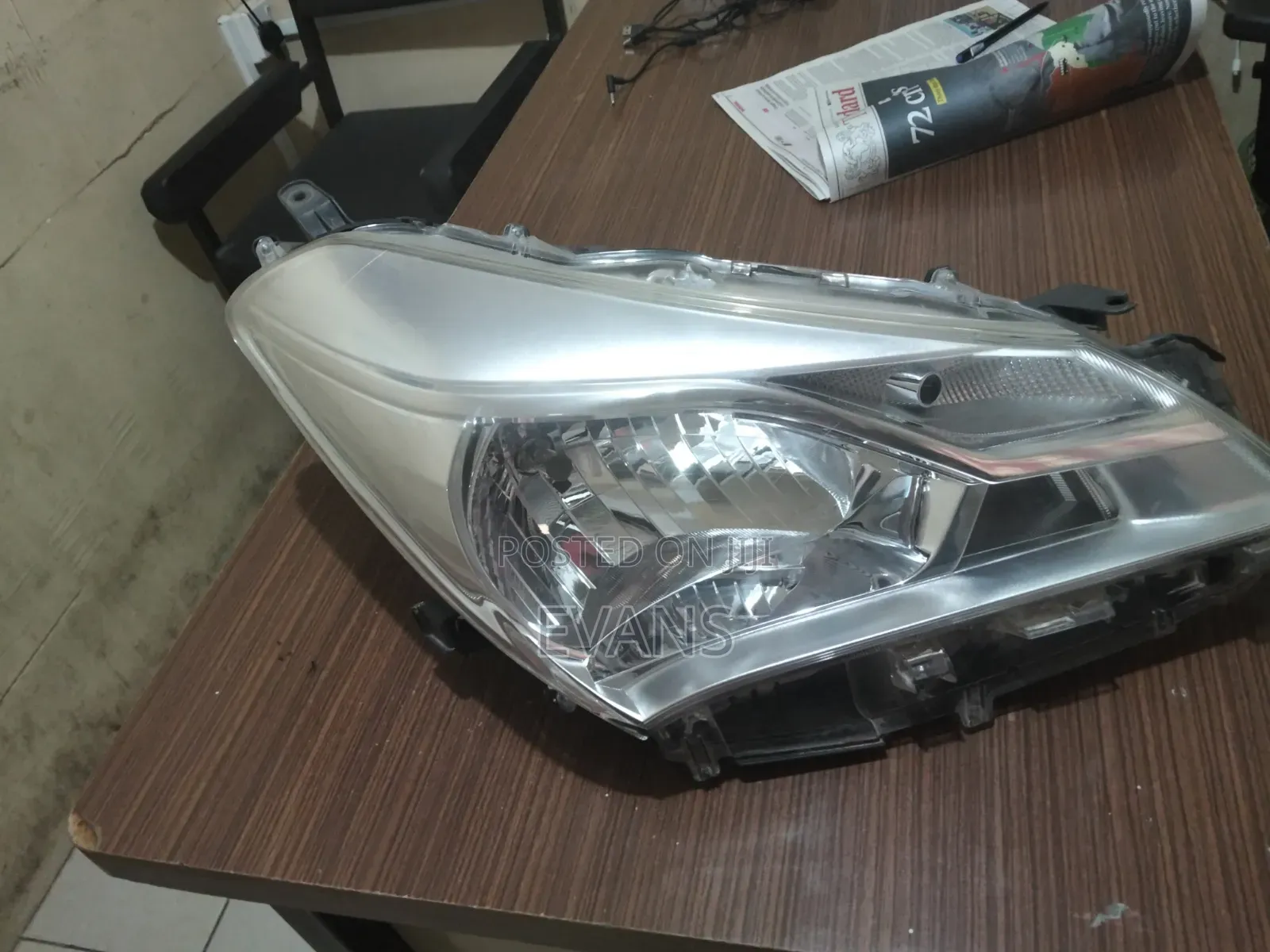 VITZ Right Headlight No 301