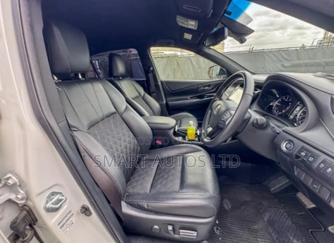 Toyota Harrier 2.0 Turbo 2019 Off white