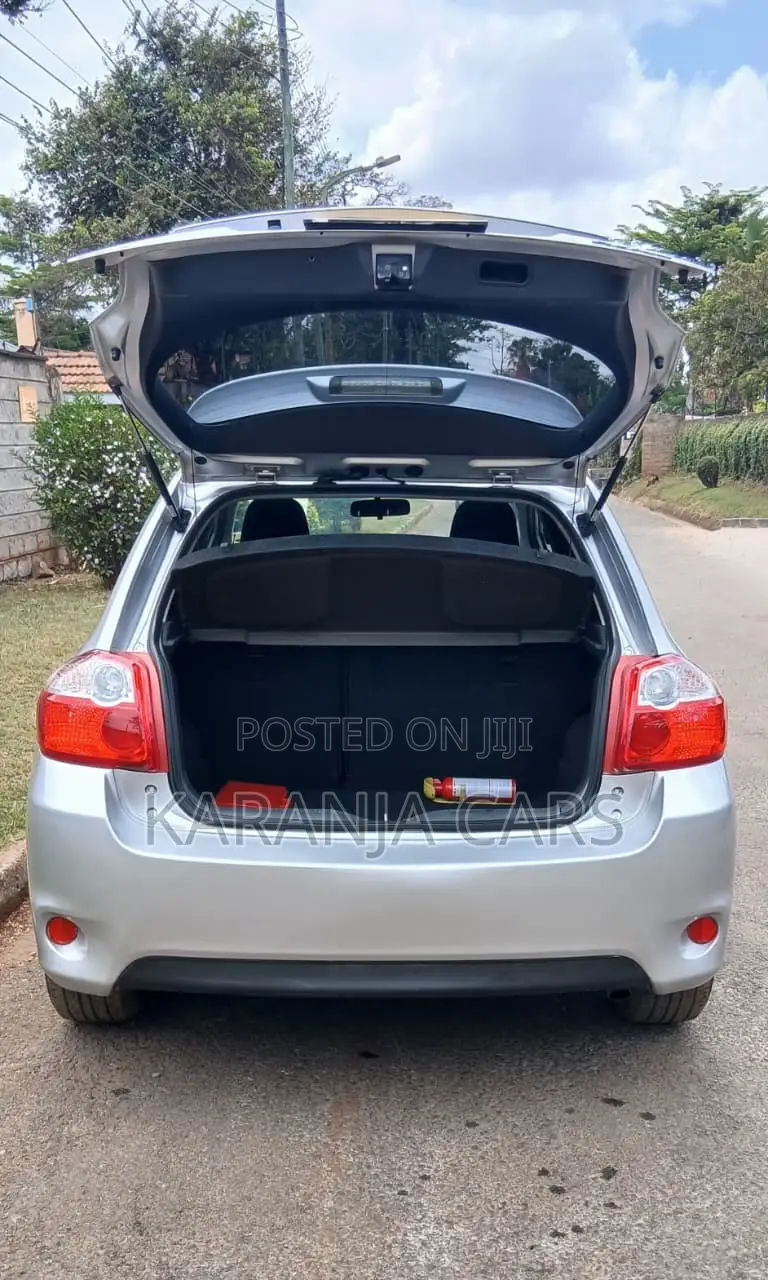 Toyota Auris 2010 Silver