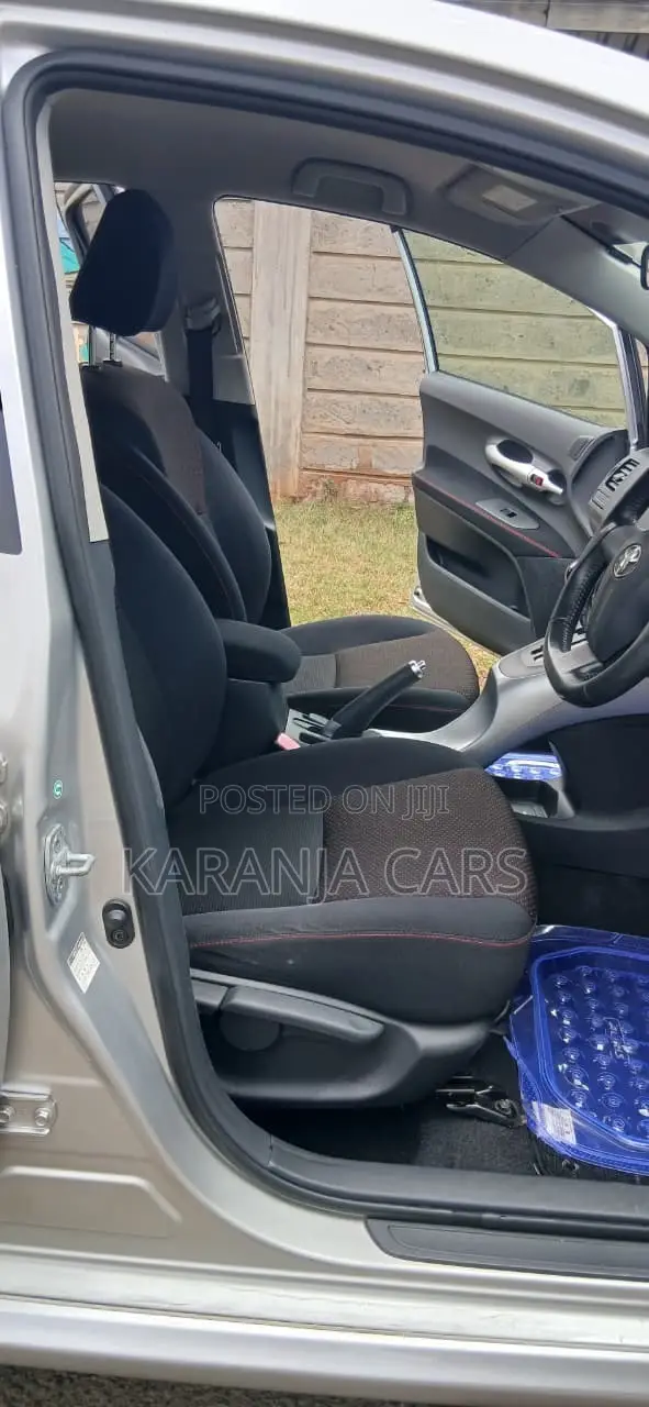Toyota Auris 2010 Silver