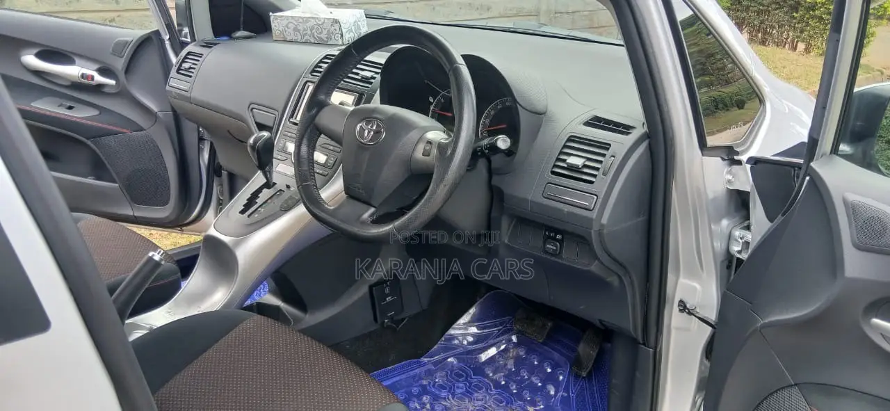 Toyota Auris 2010 Silver
