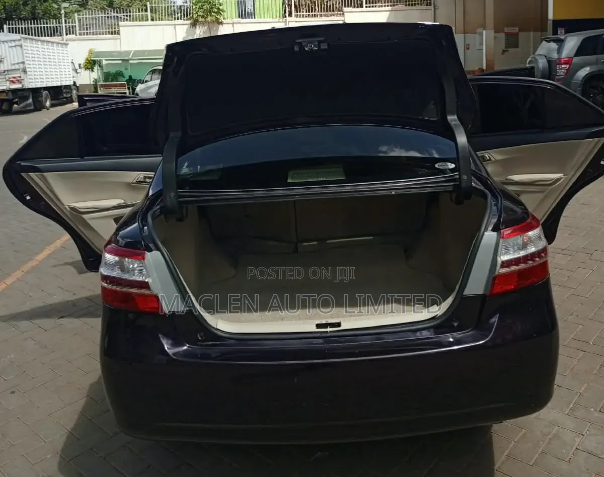 Toyota Premio 2013 Maroon