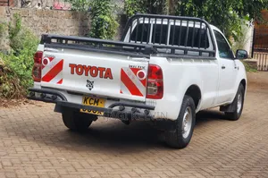 Toyota Hilux 2010 White