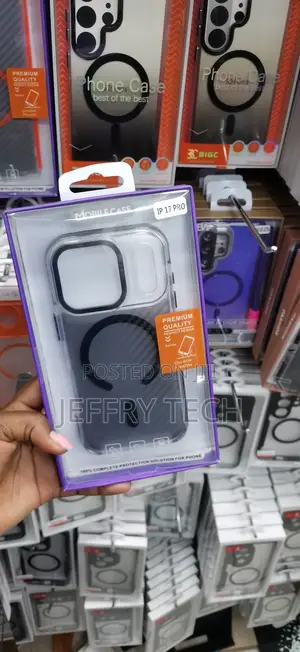 Mobile Case IP 17 PRO a MagSafe and a Carbon Fiber in a Purple