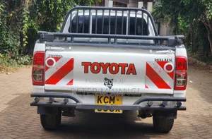 Toyota Hilux 2010 White