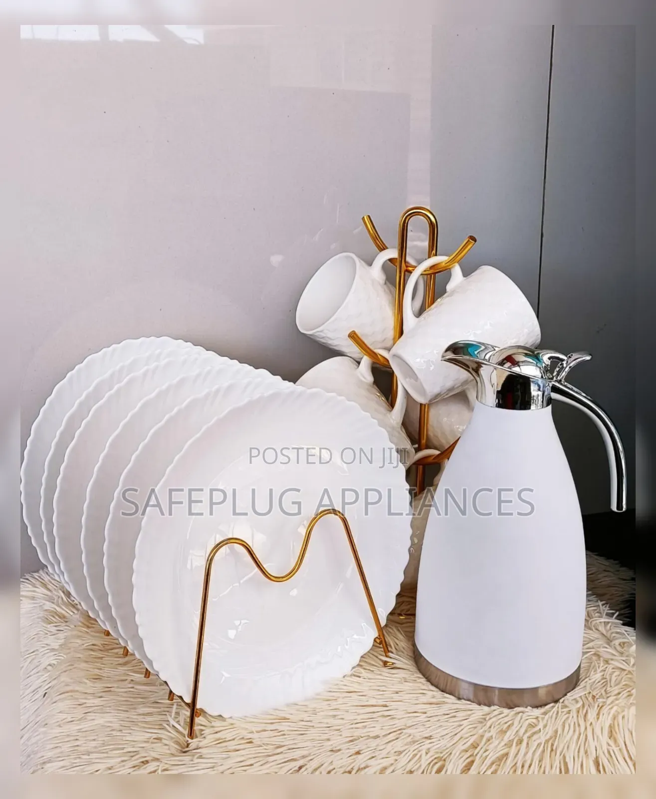 13-Piece Tableware Set – 1 Flask, 6 Plates & 6 Cups