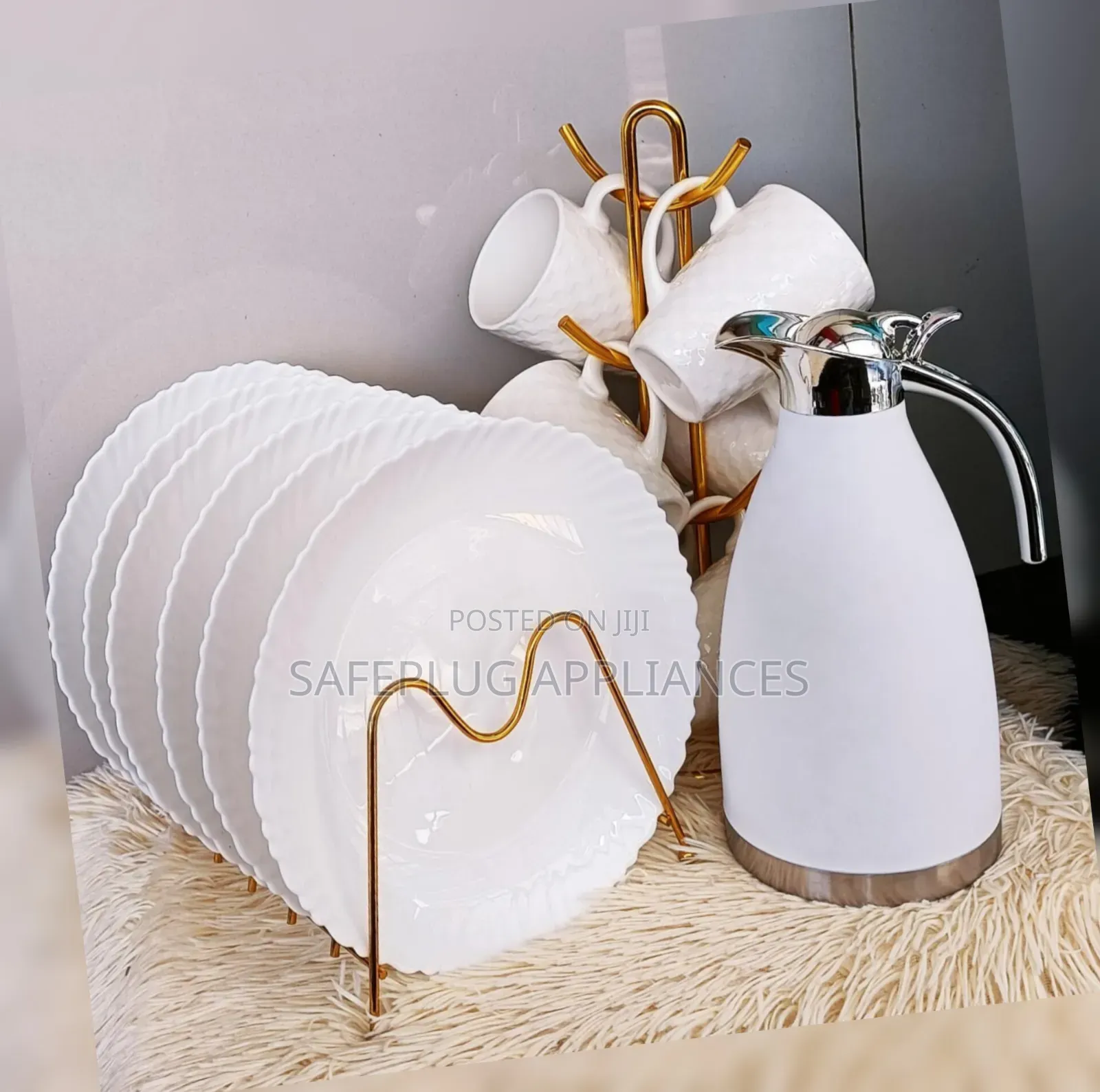 Elegant 13-Piece Dinner Set With Flask, Plates & Cups