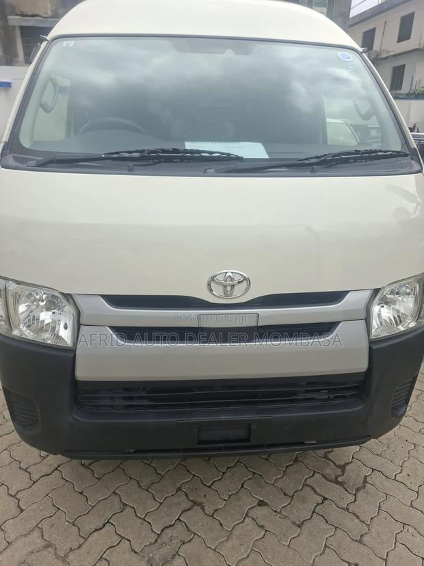 Toyota HiAce 2019 White - main view