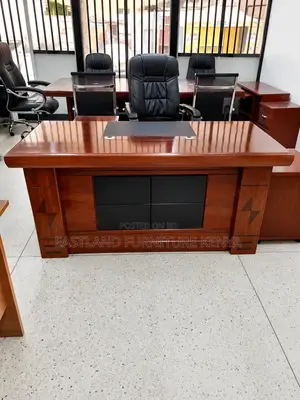 Premium Executive Office Desk – Mahogany Finish With Black Accents