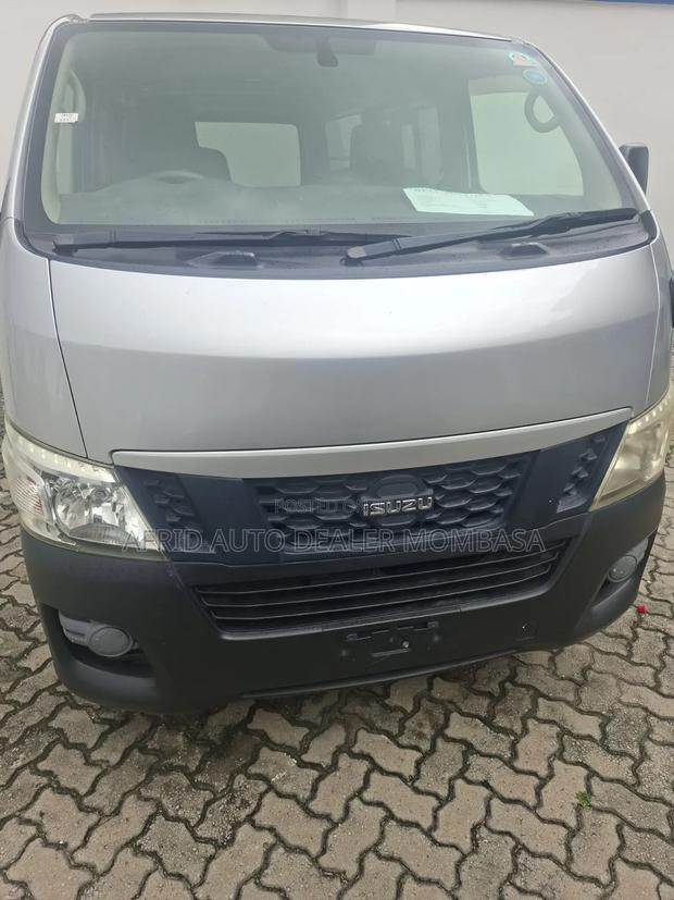 Isuzu Como 2018 Silver - main view