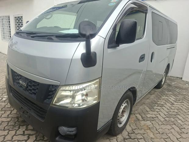 Isuzu Como 2018 Silver - thumbnail 5