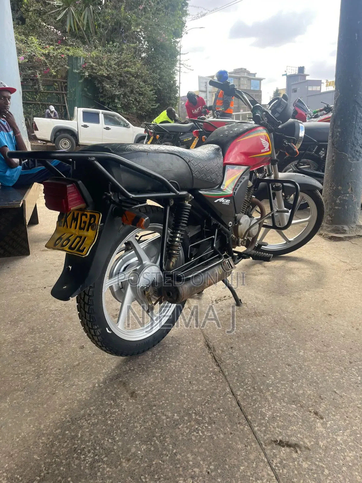 TVS HLX 125 2025 Red