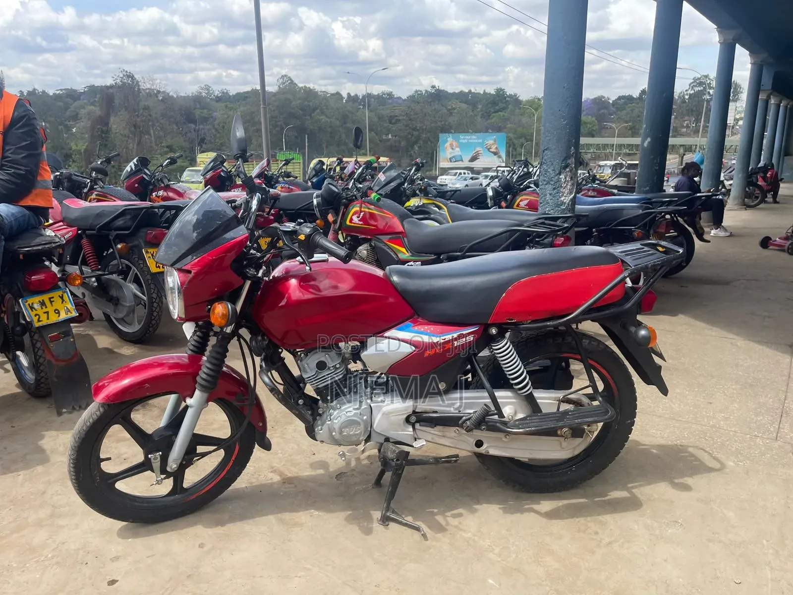 TVS HLX 125 2025 Red