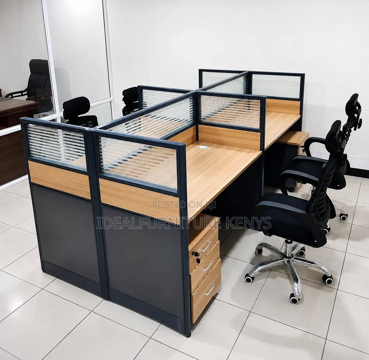 Modern 4-Seater Office Workstation – Privacy Screens