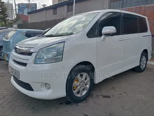 Toyota Noah 2.0 143hp FWD (8 Seater) 2010 White