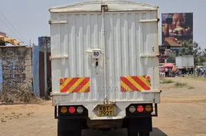 Hino Dutro 2005 White