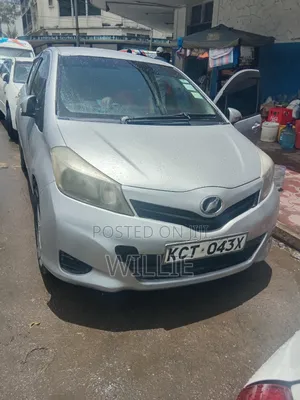 Toyota Vitz 2011 Silver