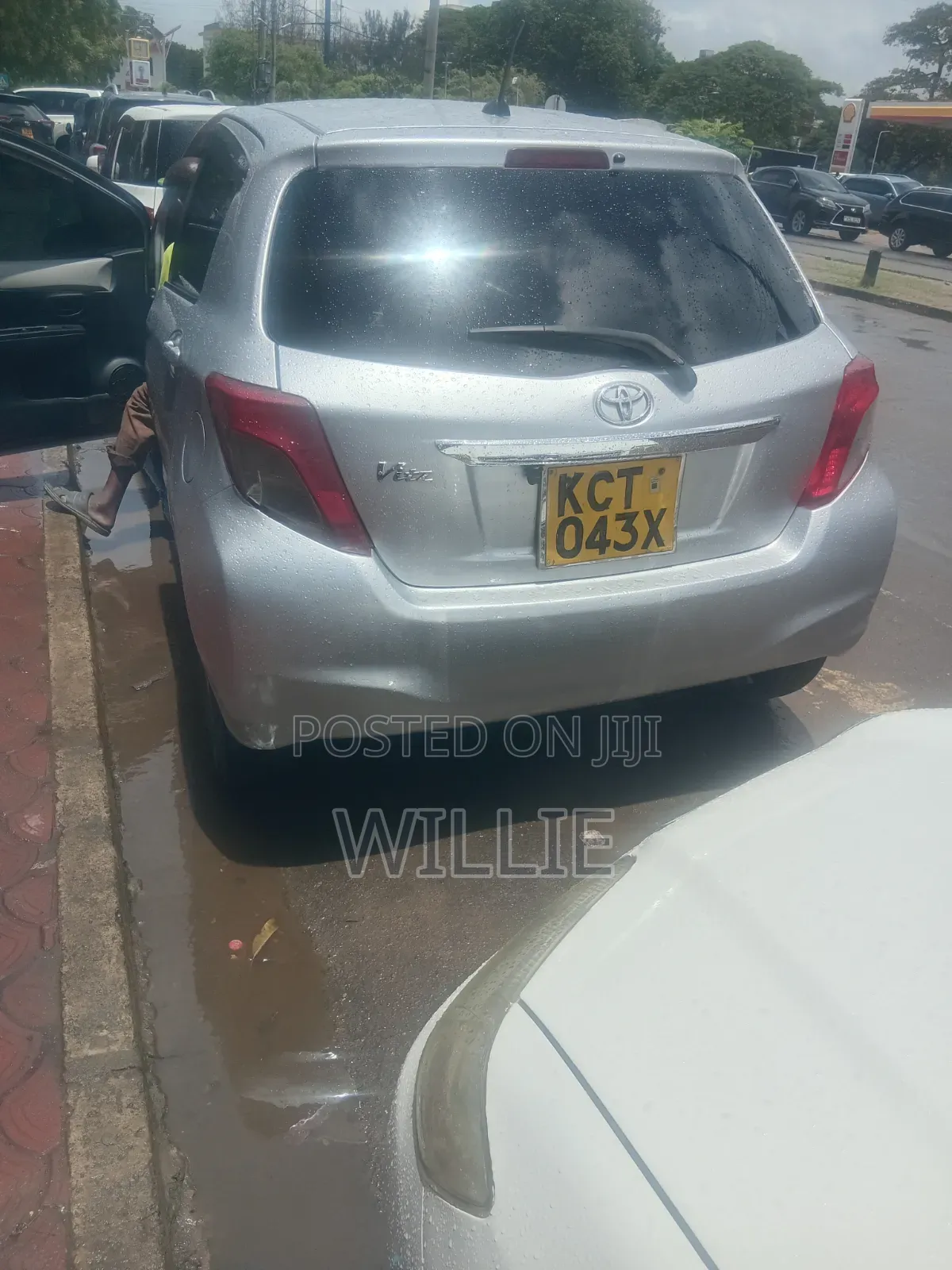 Toyota Vitz 2011 Silver