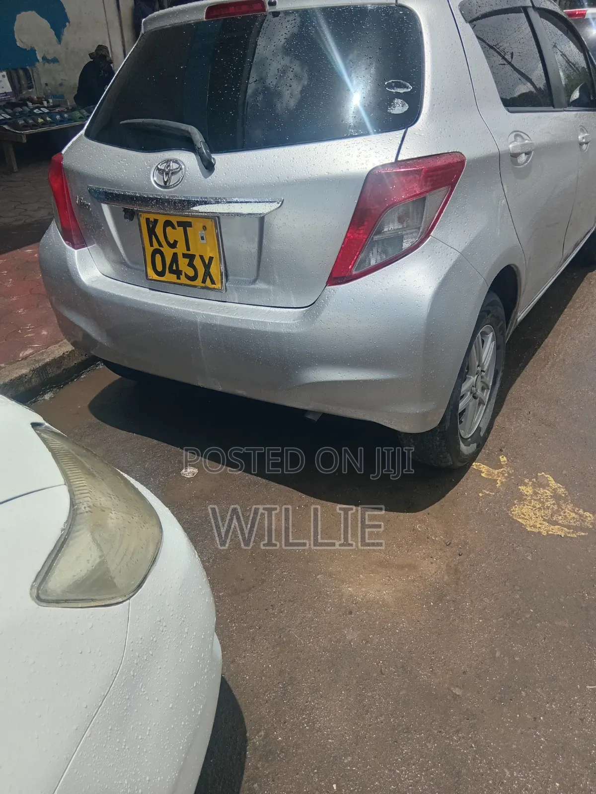 Toyota Vitz 2011 Silver